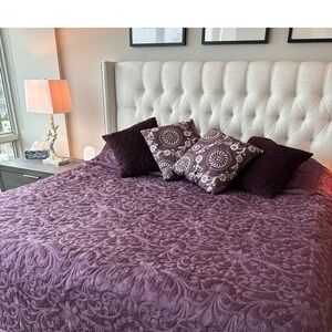 Reversible coverlet with king size shams
